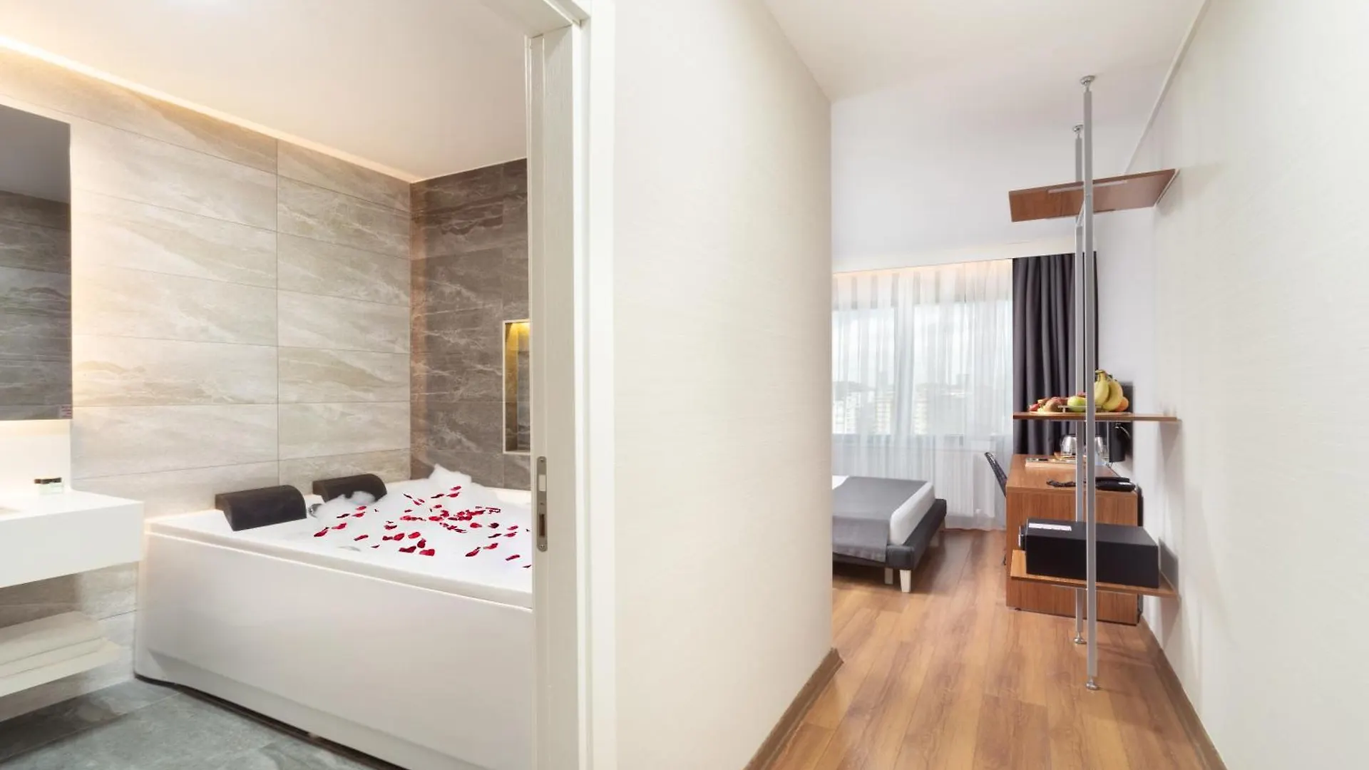 Nish Suites Atasehir Стамбул 3*,